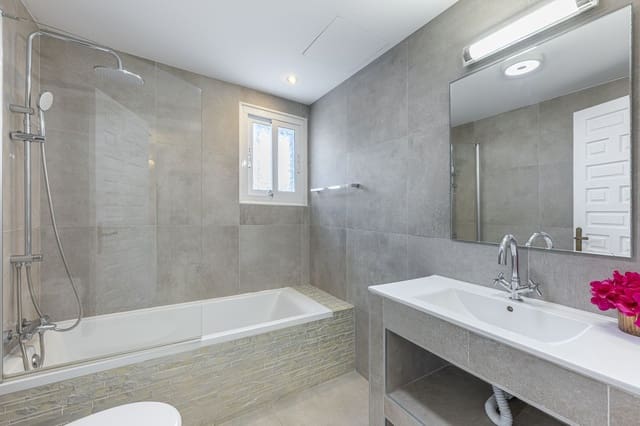 6 soverom Villa til salgs i Sotogrande, San Roque - € 1 845 000 (Ref: 9998371)
