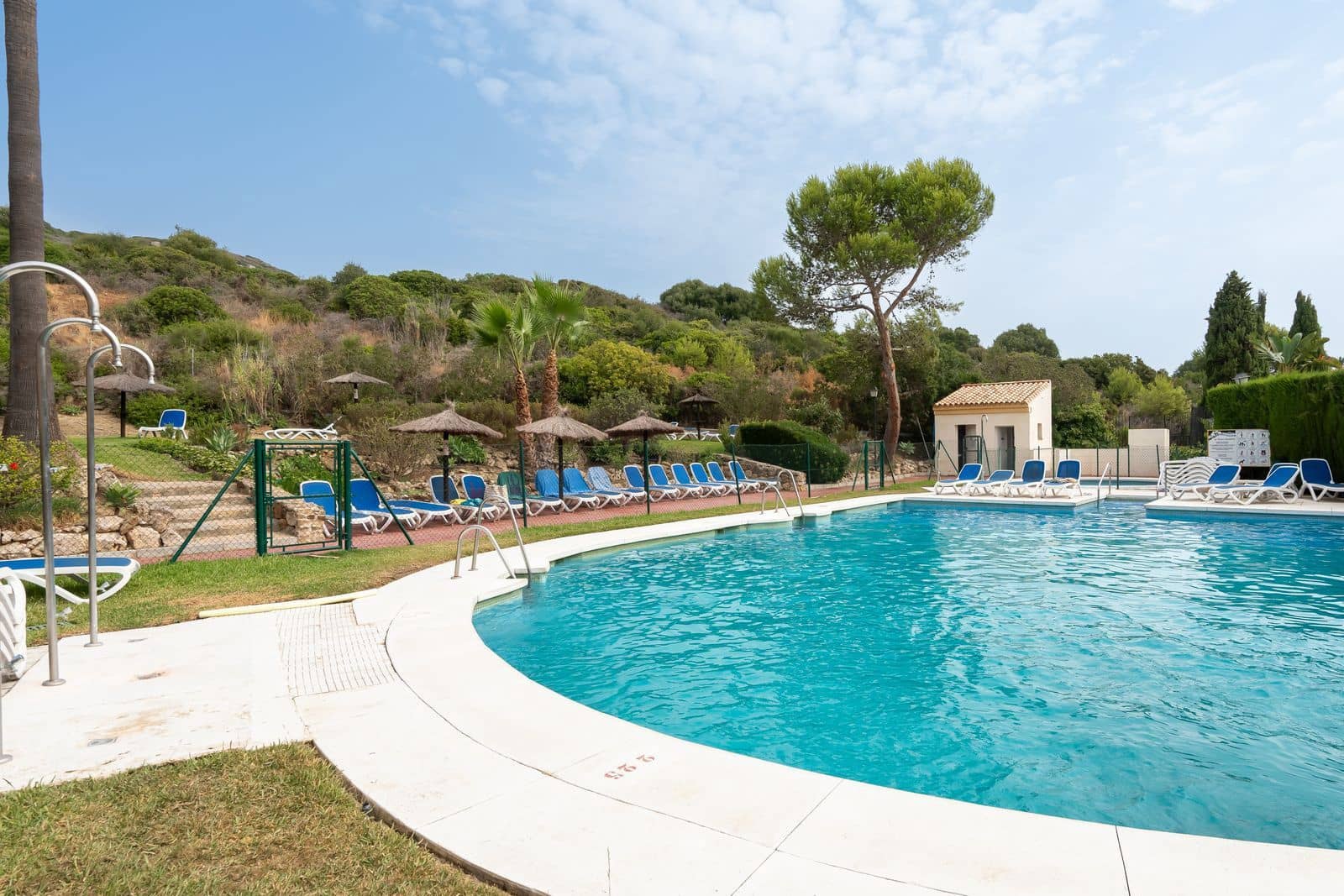 Ático de 3 habitaciones en La Duquesa / Puerto de la Duquesa en venta - 359.000 € (Ref: 9998373)