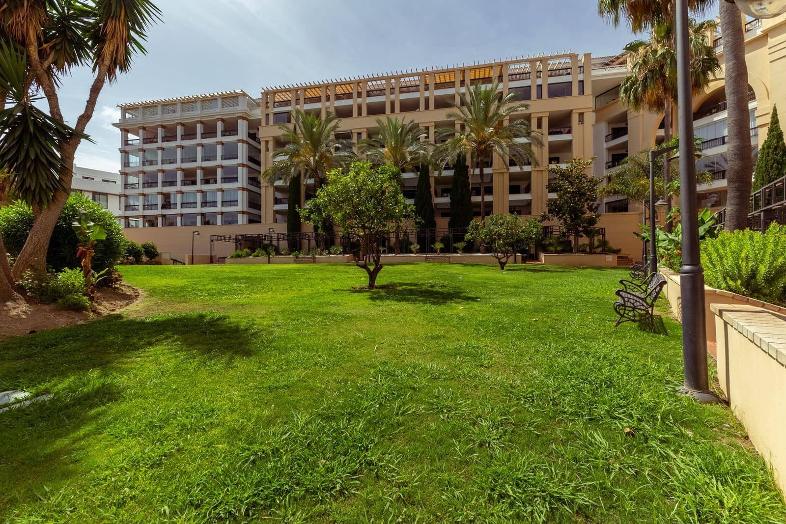 2 bedroom Penthouse for sale in San Pedro de Alcantara - € 1,180,000 (Ref: 9998374)
