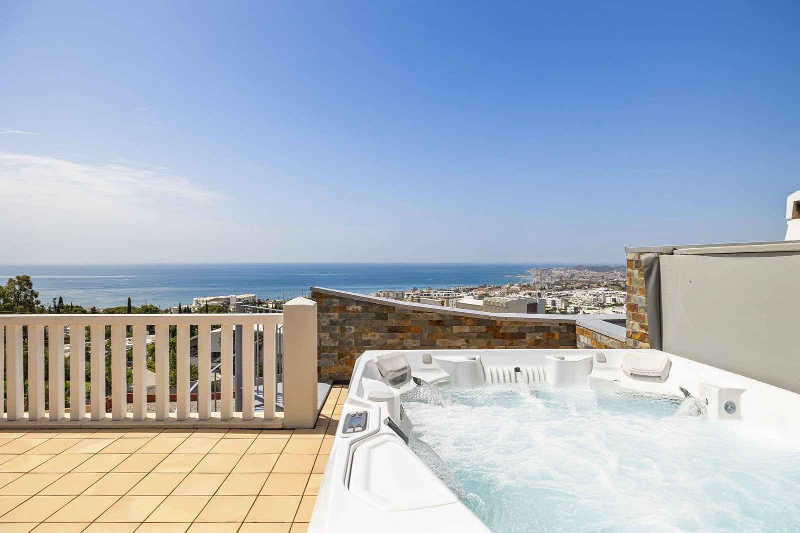 Ático de 2 habitaciones en Benalmádena en venta - 525.000 € (Ref: 9998379)