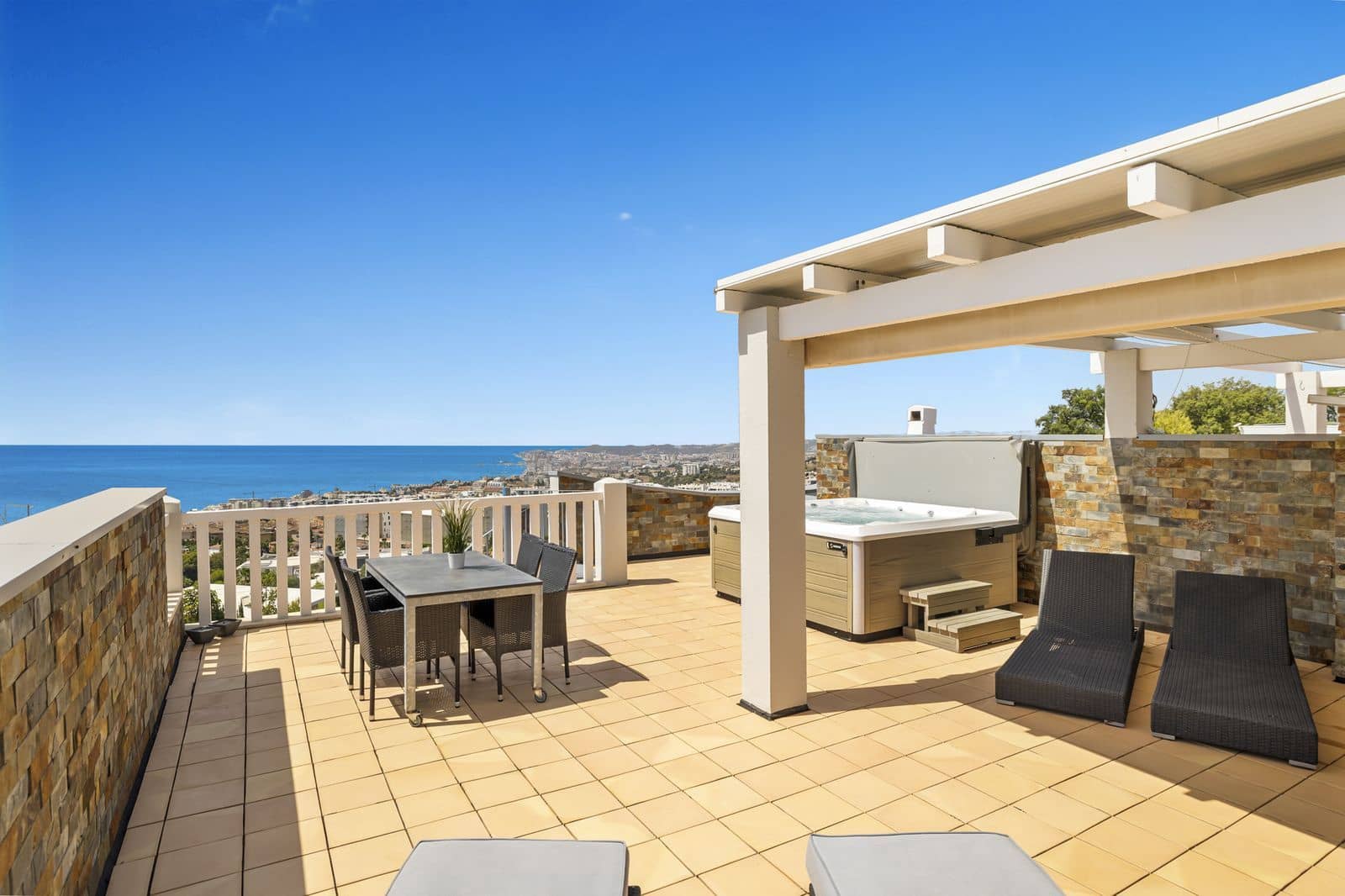 Ático de 2 habitaciones en Benalmádena en venta - 525.000 € (Ref: 9998379)
