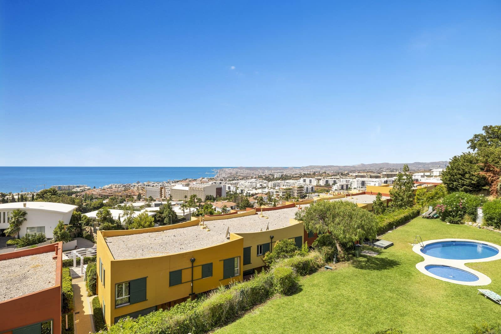 Ático de 2 habitaciones en Benalmádena en venta - 525.000 € (Ref: 9998379)