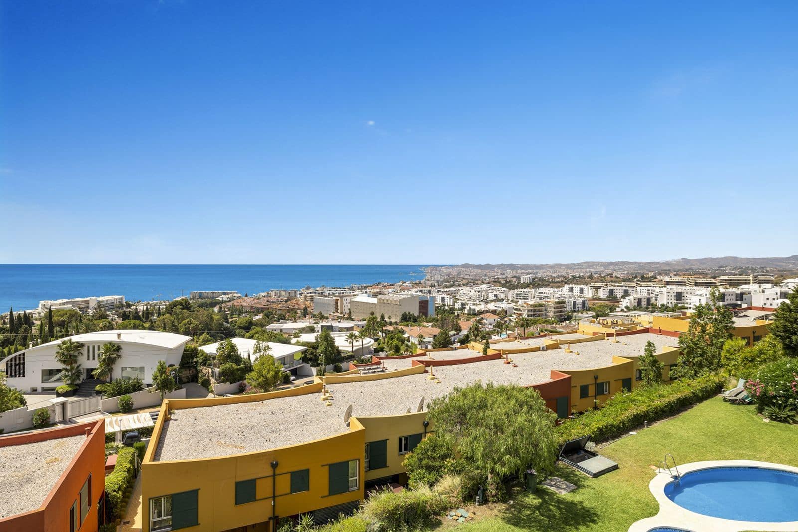 Ático de 2 habitaciones en Benalmádena en venta - 525.000 € (Ref: 9998379)