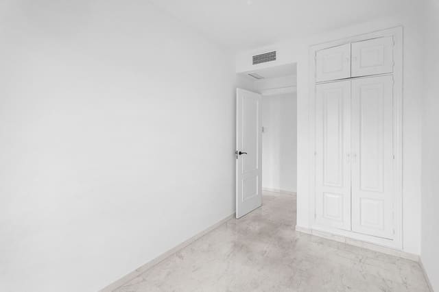 2 soverom Penthouse til salgs i Zona Centro Comercial Torrequebrada, Benalmádena med svømmebasseng garasje - € 270 000 (Ref: 8838301)