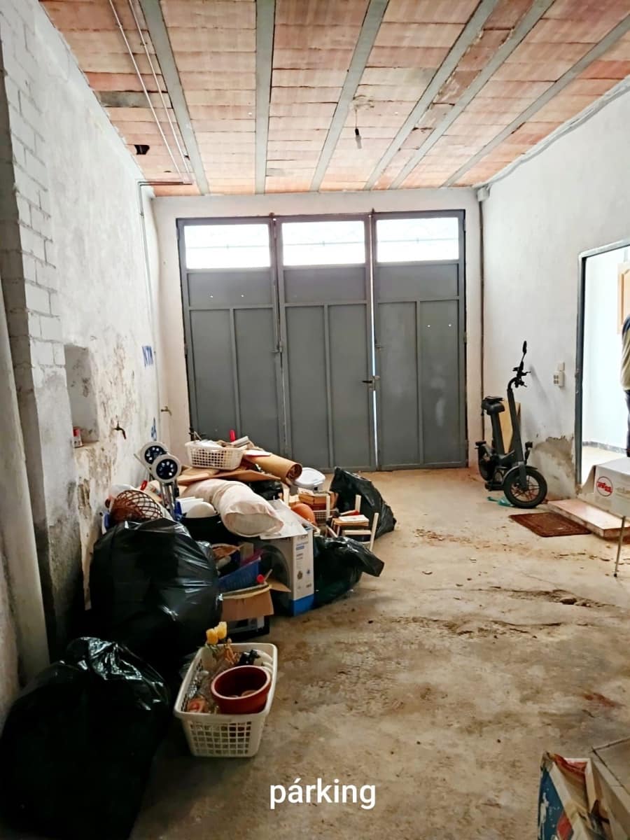 6 bedroom Villa for sale in Calig with garage - € 114,000 (Ref: 9439669)