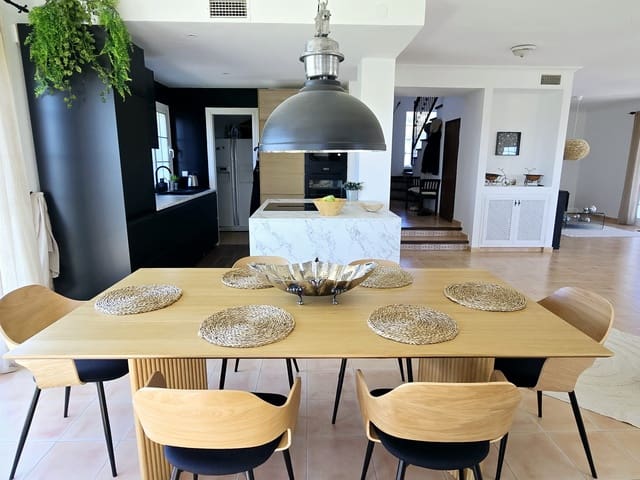 Chalet de 4 habitaciones en Mijas Golf, Mijas en venta con piscina garaje - 745.000 € (Ref: 9338812)