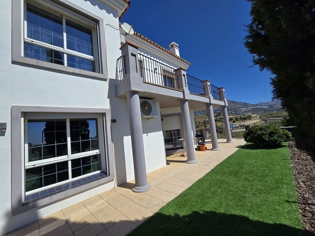 Chalet de 4 habitaciones en Mijas Golf, Mijas en venta con piscina garaje - 745.000 € (Ref: 9338812)