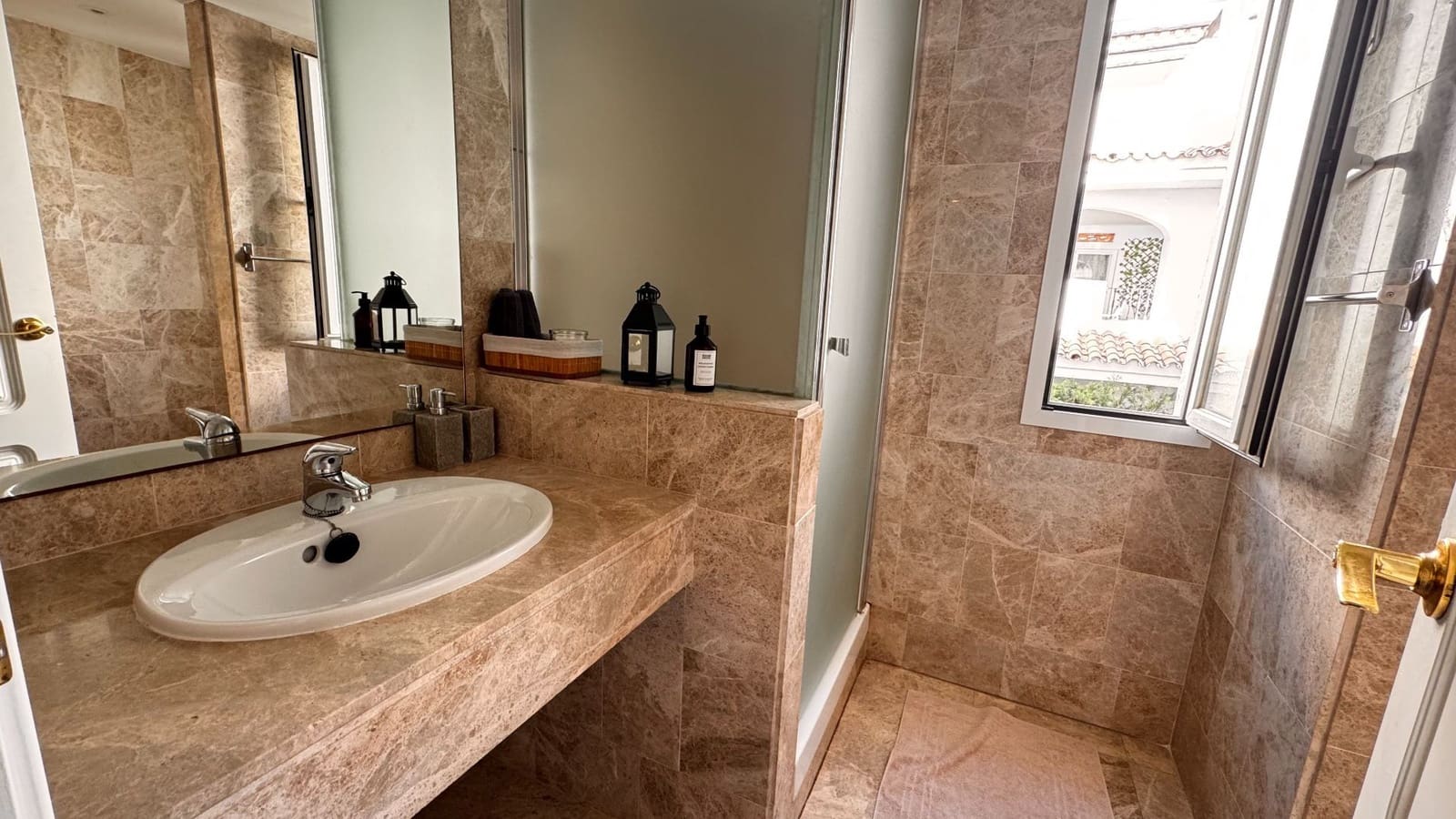 Piso de 3 habitaciones en Marbella en venta con piscina - 575.000 € (Ref: 9499962)