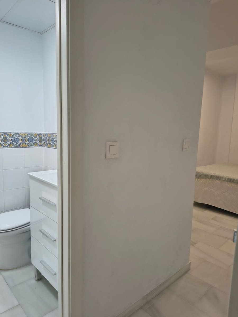 1 slaapkamer Appartement te huur in Sevilla stad met garage - € 900 (Ref: 10078946)