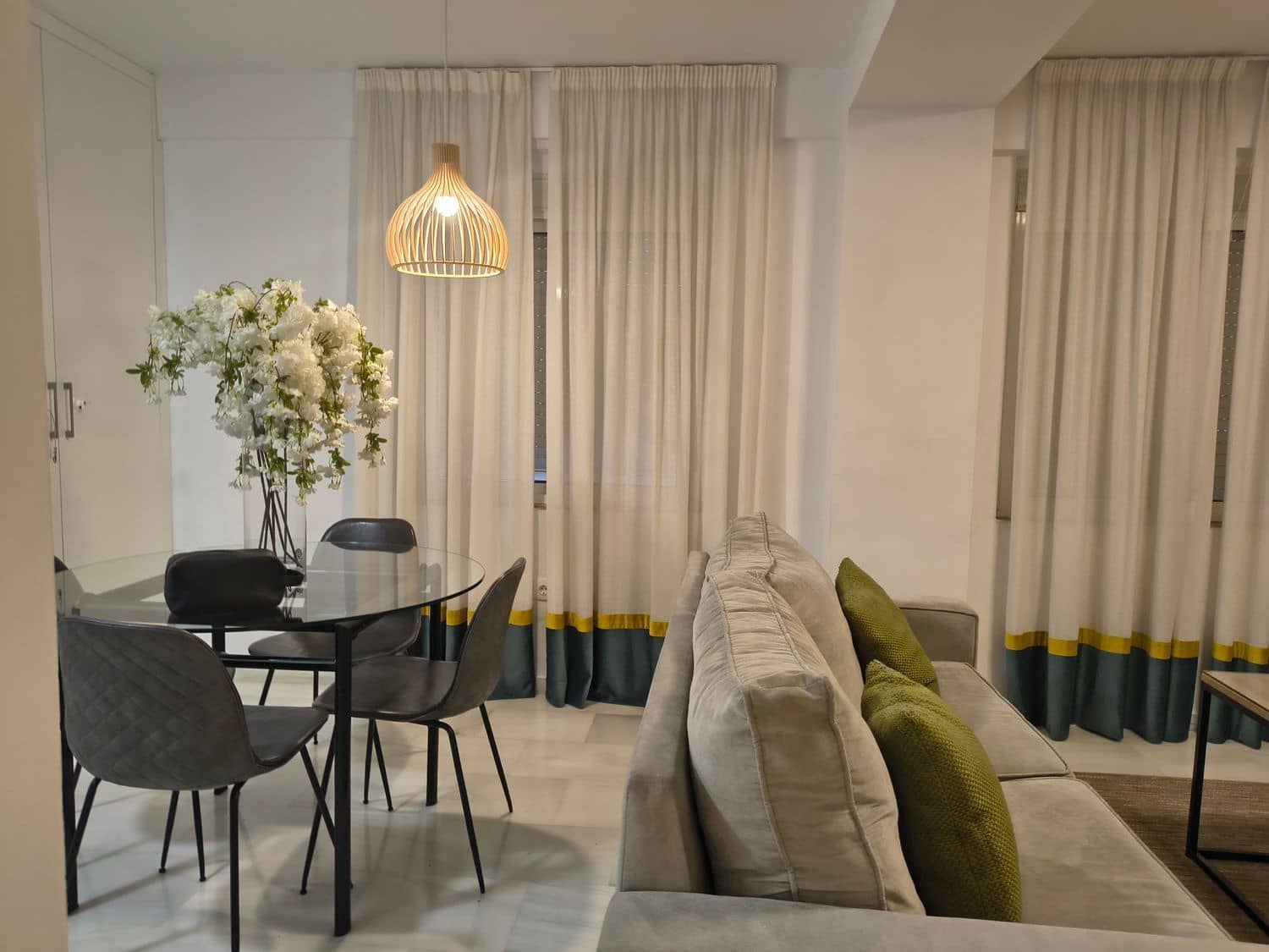 1 slaapkamer Appartement te huur in Sevilla stad met garage - € 900 (Ref: 10078946)
