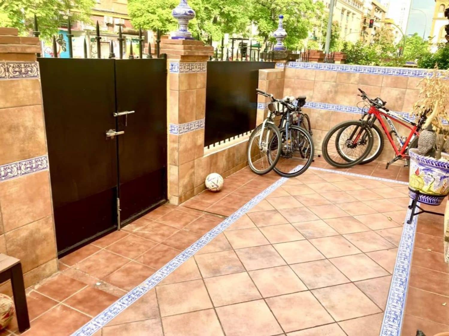 8 soveværelse Byhus til salg i Sevilla by med garage - € 510.000 (Ref: 9413734)