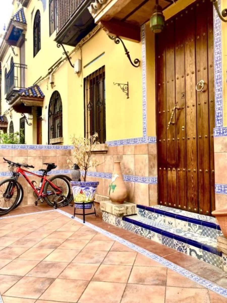 8 soveværelse Byhus til salg i Sevilla by med garage - € 510.000 (Ref: 9413734)