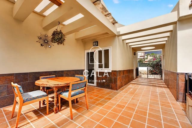 5 slaapkamer Villa te koop in Valle de San Lorenzo, Arona met zwembad garage - € 895.000 (Ref: 10141361)