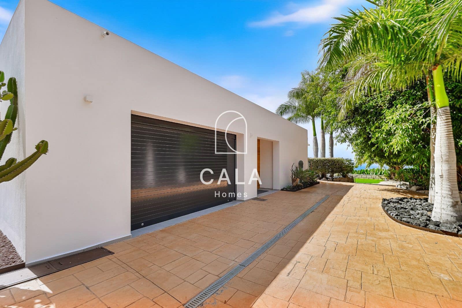 2 bedroom Villa for sale in Adeje with pool garage - € 2,500,000 (Ref: 10145219)