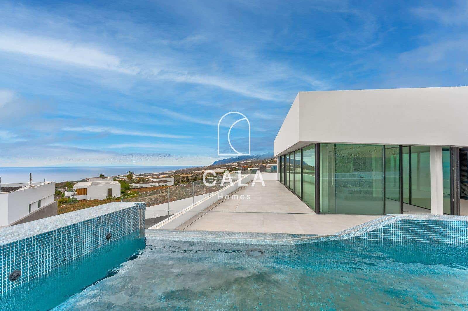 3 soverom Villa til salgs i Guia de Isora med svømmebasseng garasje - € 3 290 000 (Ref: 8389945)