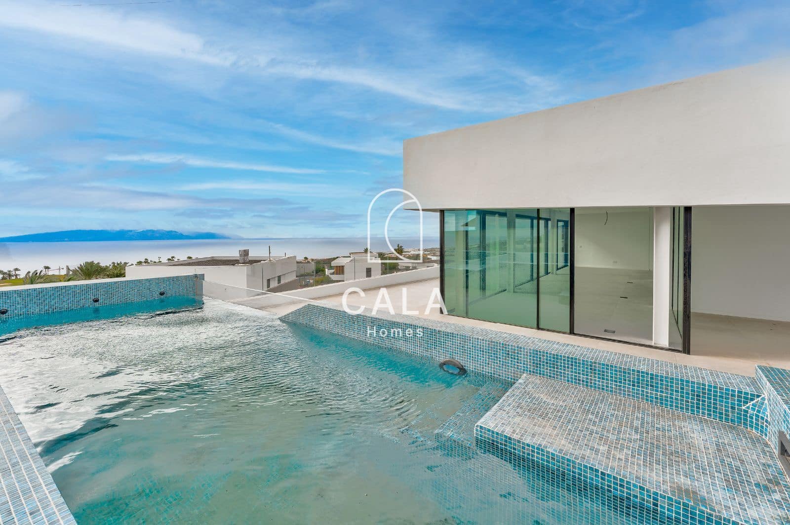 3 soverom Villa til salgs i Guia de Isora med svømmebasseng garasje - € 3 290 000 (Ref: 8389945)