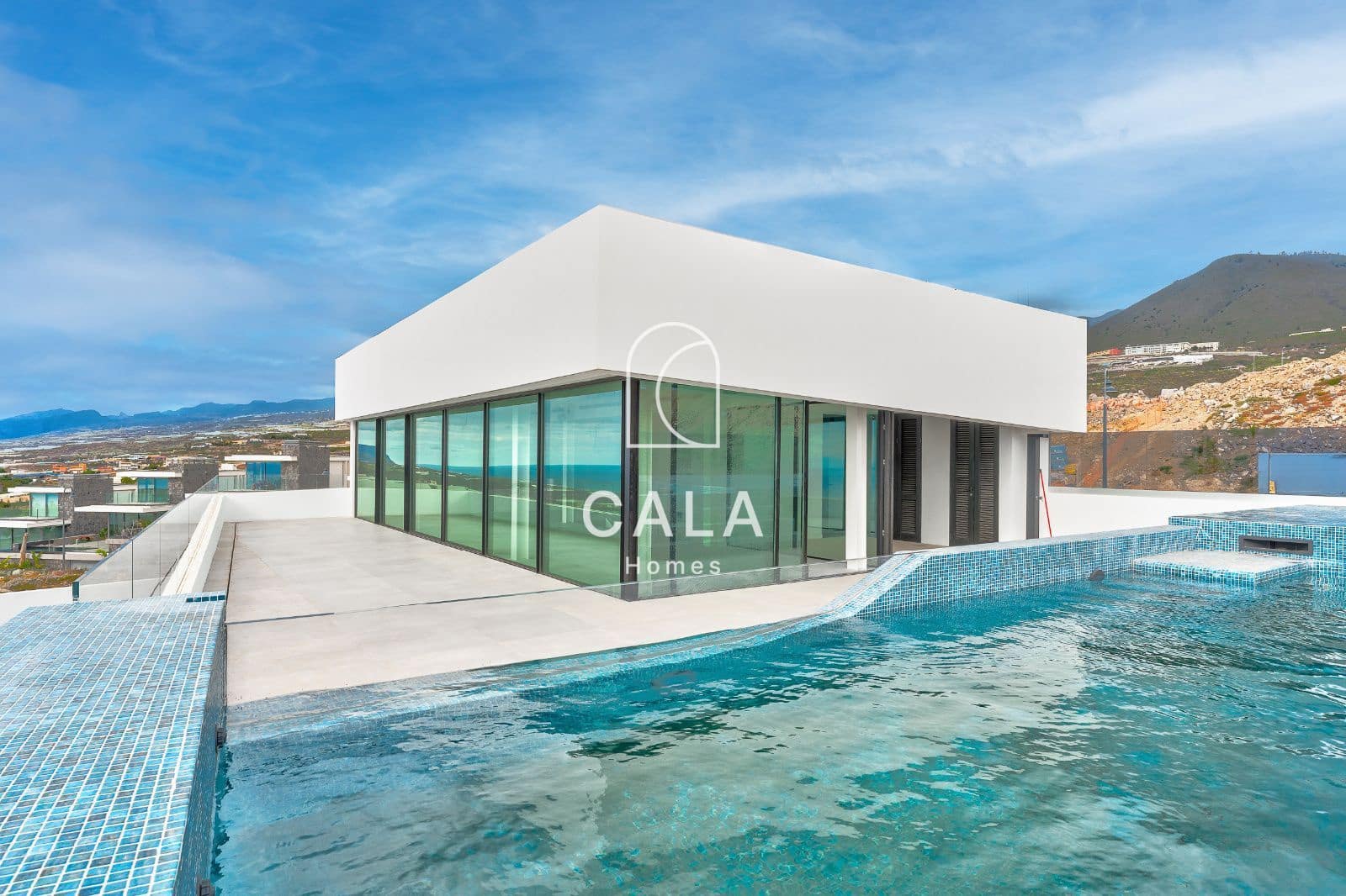 3 soverom Villa til salgs i Guia de Isora med svømmebasseng garasje - € 3 290 000 (Ref: 8389945)