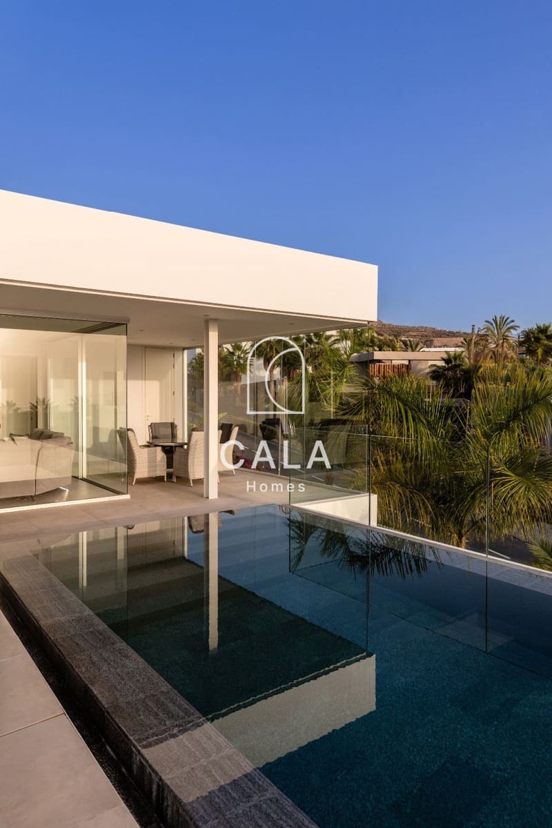 5 quarto Moradia para venda em Guia de Isora com piscina garagem - 3 500 000 € (Ref: 8479999)
