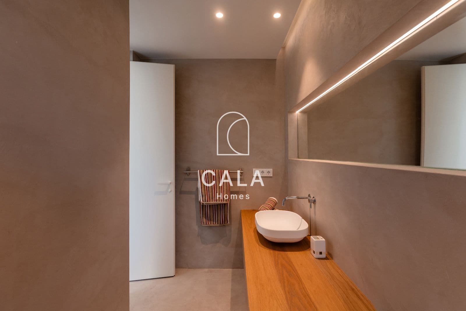 5 quarto Moradia para venda em Guia de Isora com piscina garagem - 3 500 000 € (Ref: 8479999)