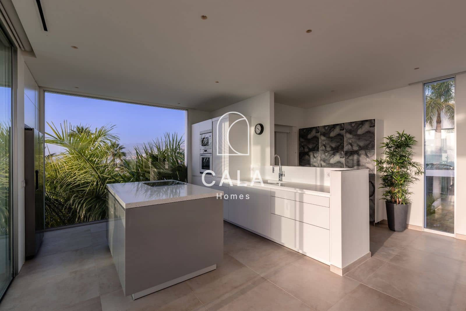 5 quarto Moradia para venda em Guia de Isora com piscina garagem - 3 500 000 € (Ref: 8479999)