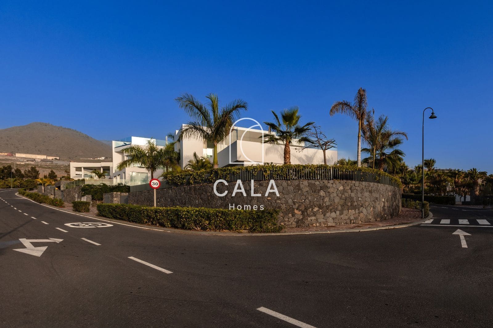 5 quarto Moradia para venda em Guia de Isora com piscina garagem - 3 500 000 € (Ref: 8479999)