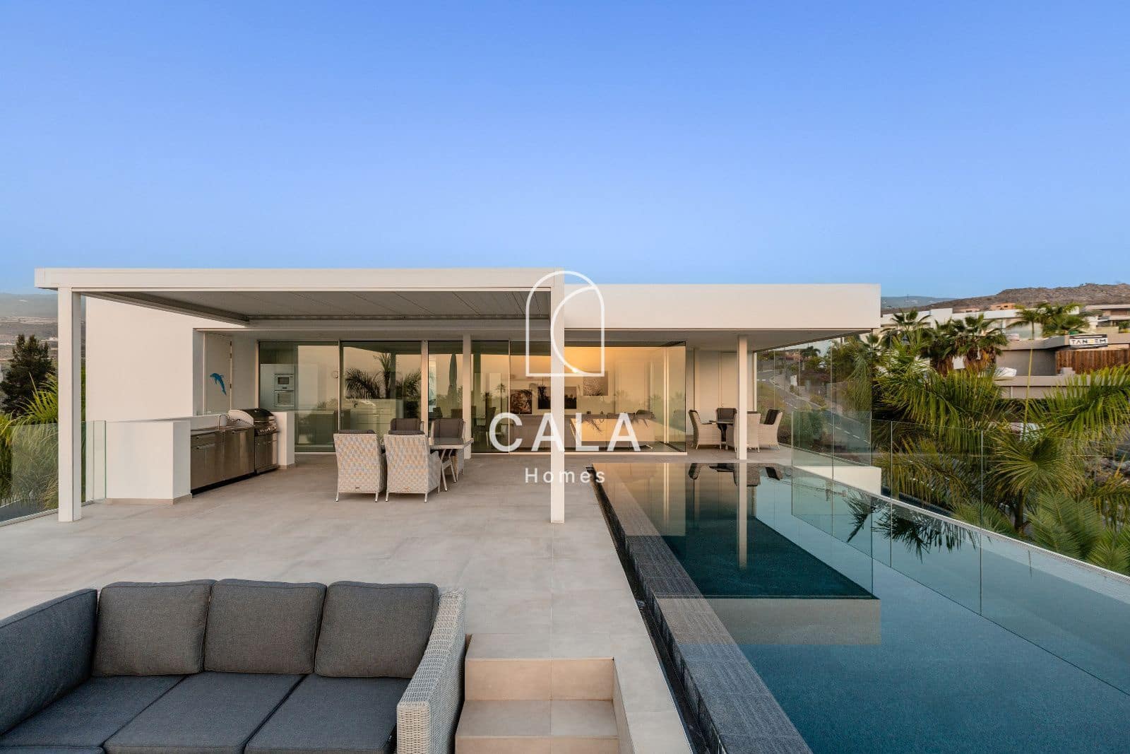 5 quarto Moradia para venda em Guia de Isora com piscina garagem - 3 500 000 € (Ref: 8479999)