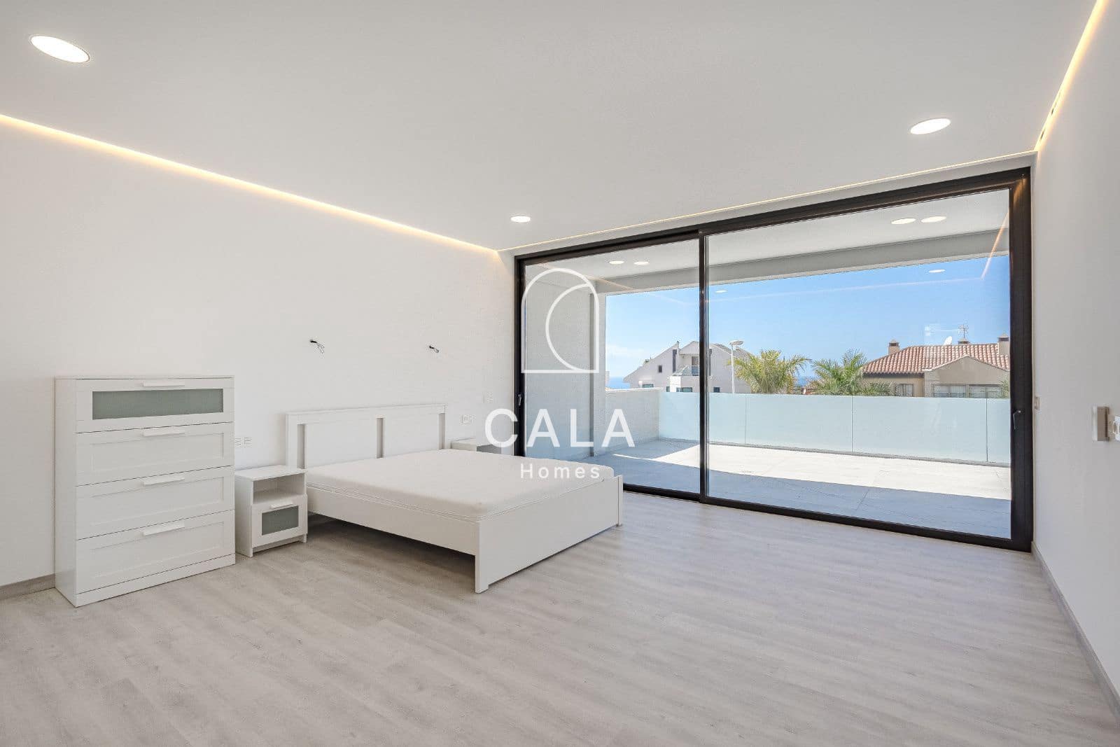 4 makuuhuone Huvila myytävänä paikassa El Madronal mukana uima-altaan 
autotalli - 1 800 000 € (Ref: 8600706)