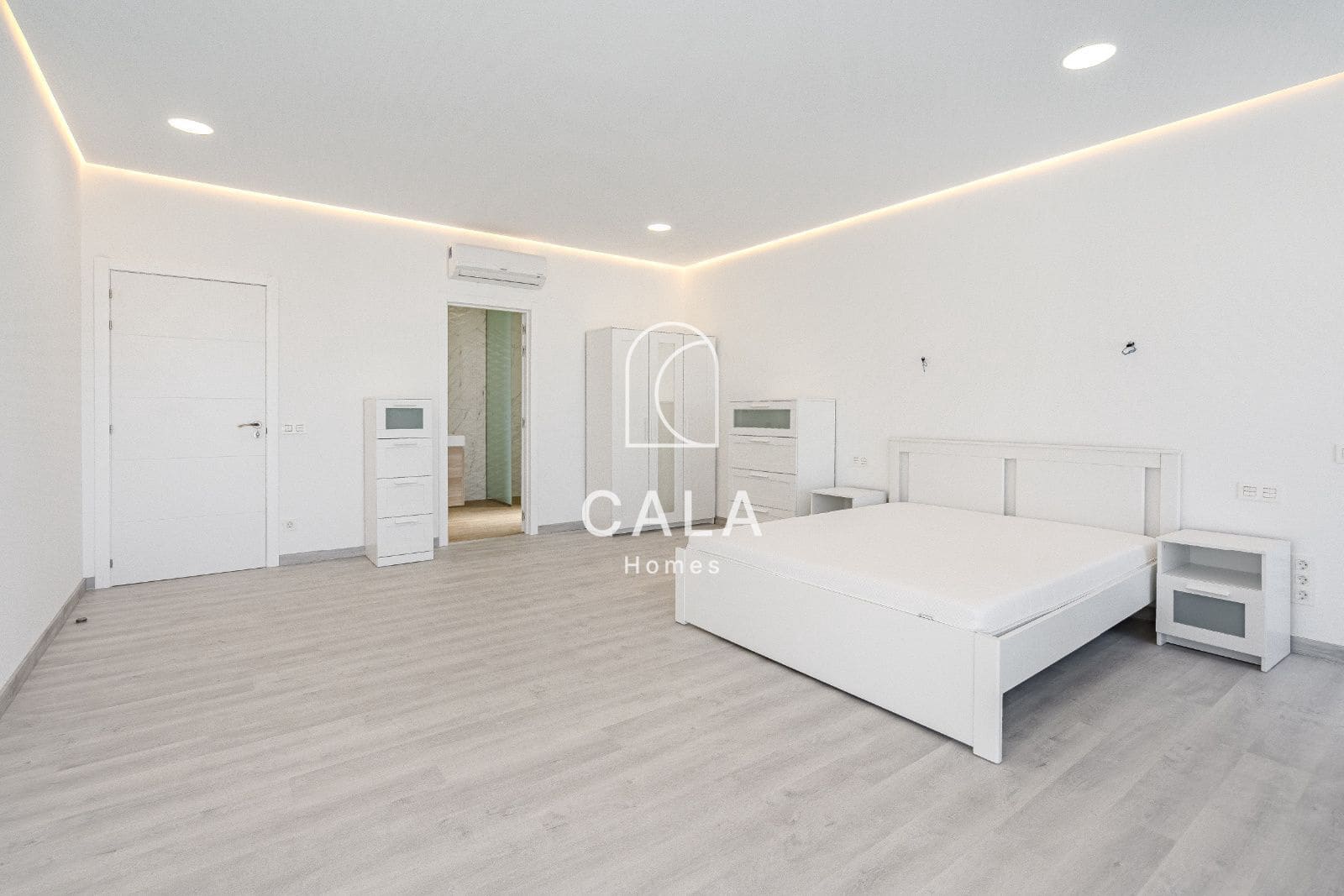 4 makuuhuone Huvila myytävänä paikassa El Madronal mukana uima-altaan 
autotalli - 1 800 000 € (Ref: 8600706)