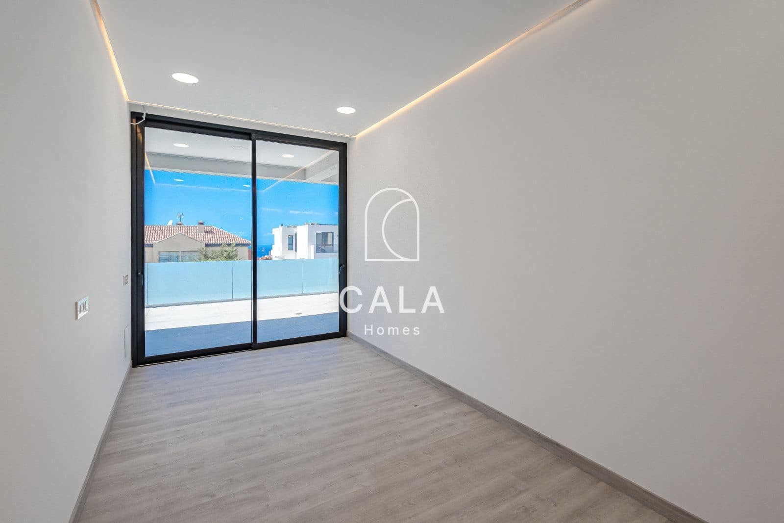 4 makuuhuone Huvila myytävänä paikassa El Madronal mukana uima-altaan 
autotalli - 1 800 000 € (Ref: 8600706)