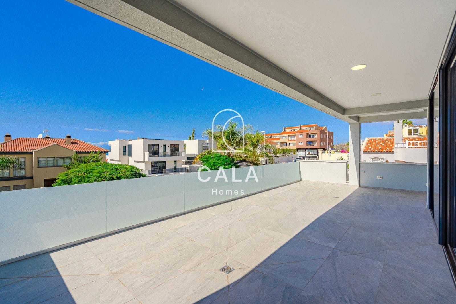 4 makuuhuone Huvila myytävänä paikassa El Madronal mukana uima-altaan 
autotalli - 1 800 000 € (Ref: 8600706)