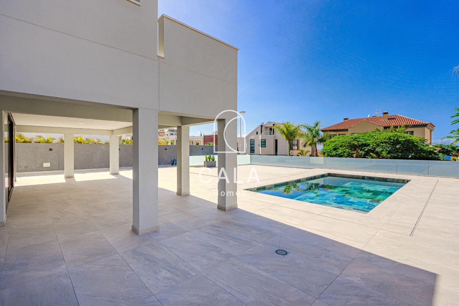 4 makuuhuone Huvila myytävänä paikassa El Madronal mukana uima-altaan 
autotalli - 1 800 000 € (Ref: 8600706)