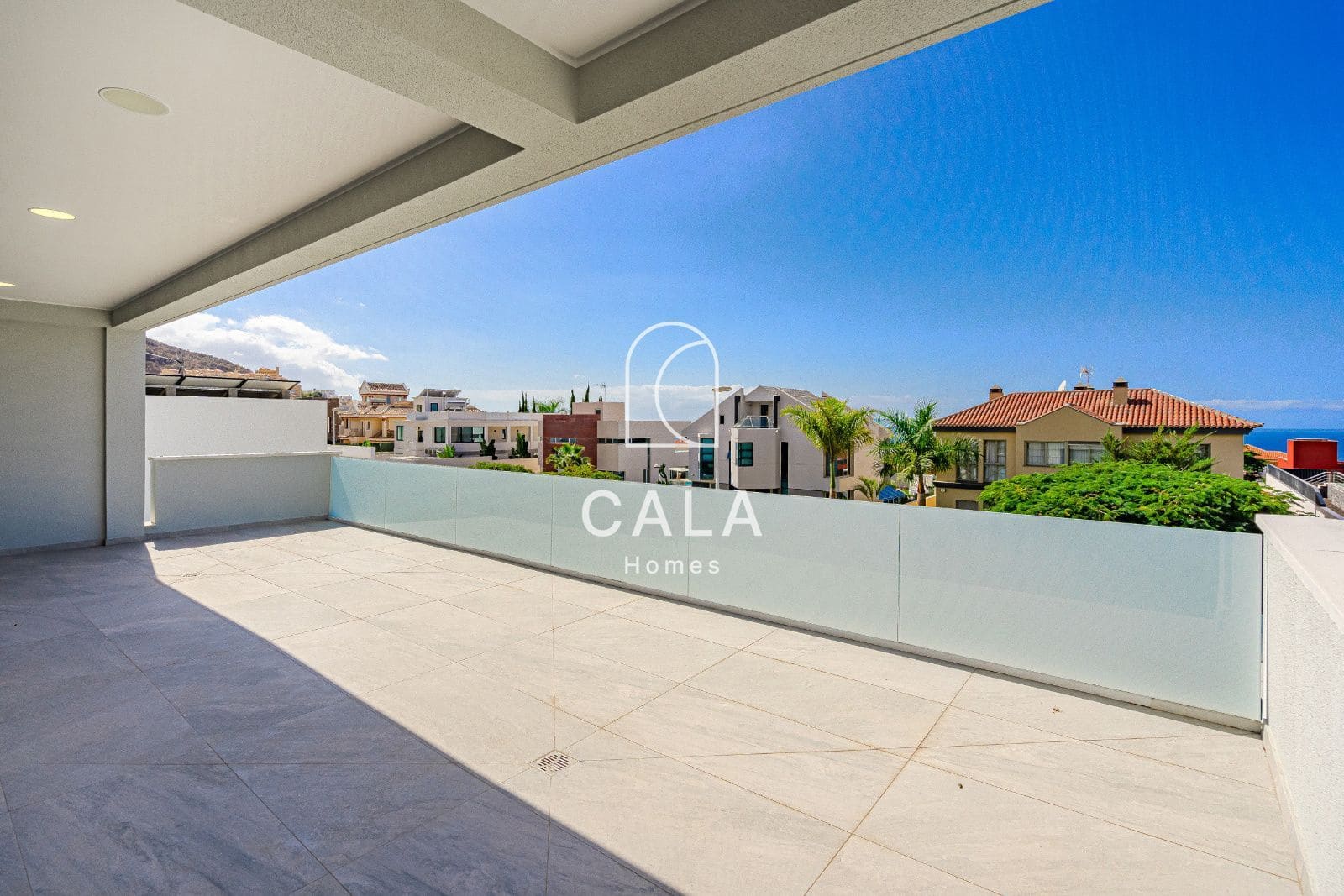 4 makuuhuone Huvila myytävänä paikassa El Madronal mukana uima-altaan 
autotalli - 1 800 000 € (Ref: 8600706)