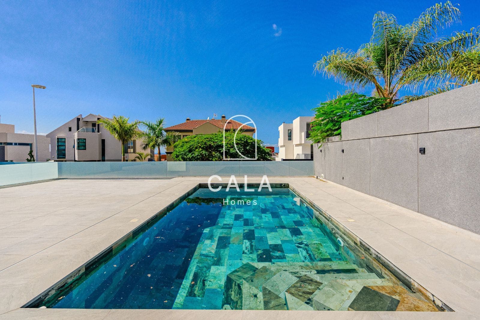 4 makuuhuone Huvila myytävänä paikassa El Madronal mukana uima-altaan 
autotalli - 1 800 000 € (Ref: 8600706)