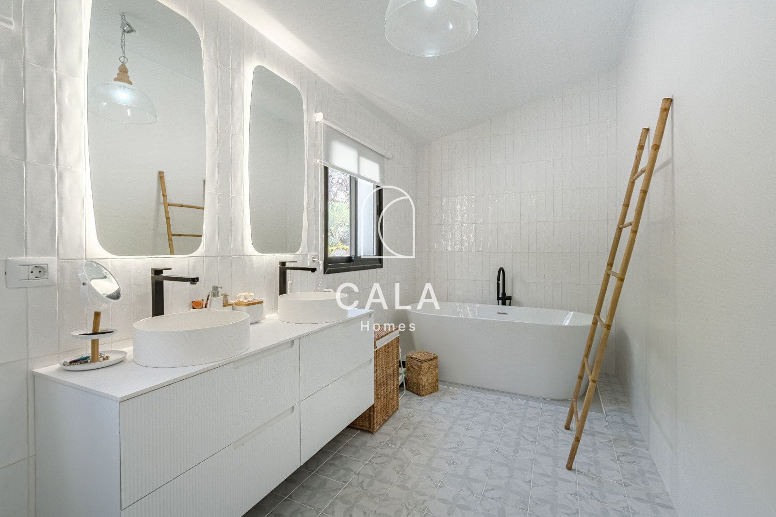 5 soverom Villa til salgs i Los Gigantes med svømmebasseng garasje - € 1 950 000 (Ref: 8620863)