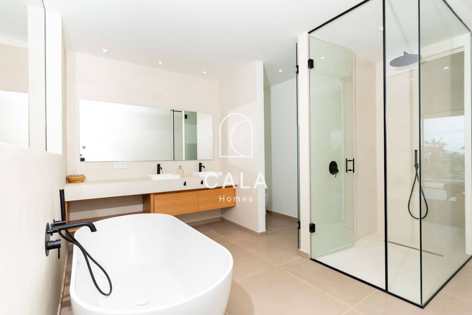 5 soverom Hus til salgs i Guia de Isora med svømmebasseng garasje - € 3 500 000 (Ref: 9002138)