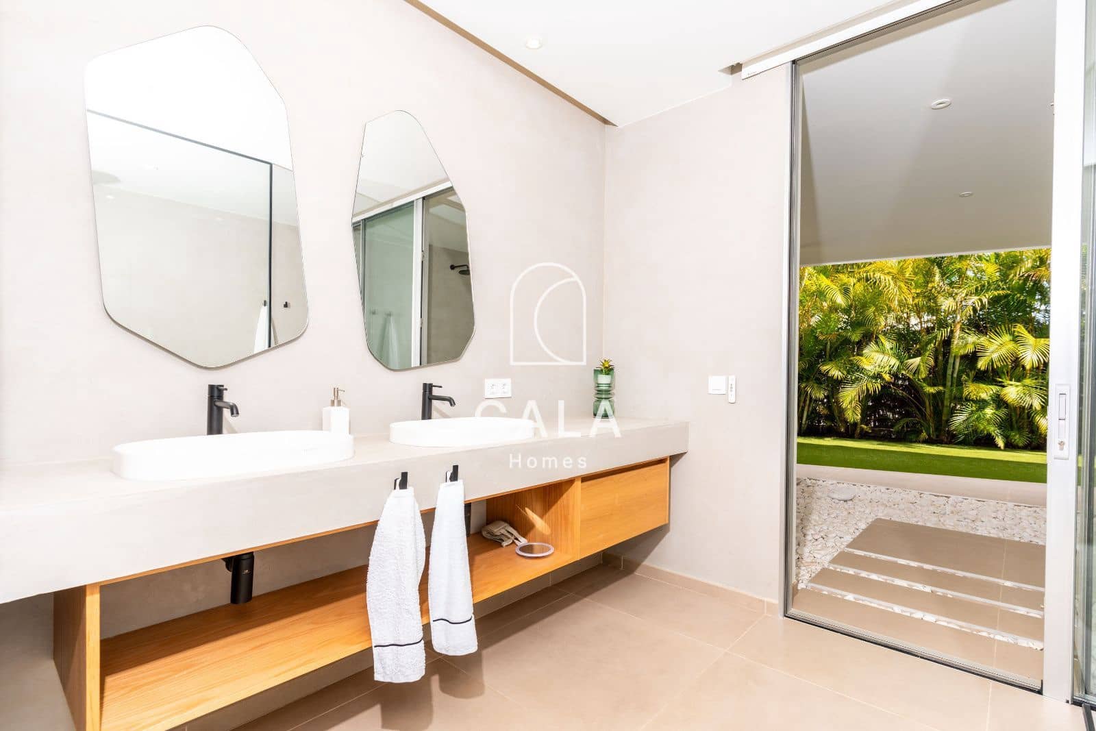 5 soverom Hus til salgs i Guia de Isora med svømmebasseng garasje - € 3 500 000 (Ref: 9002138)