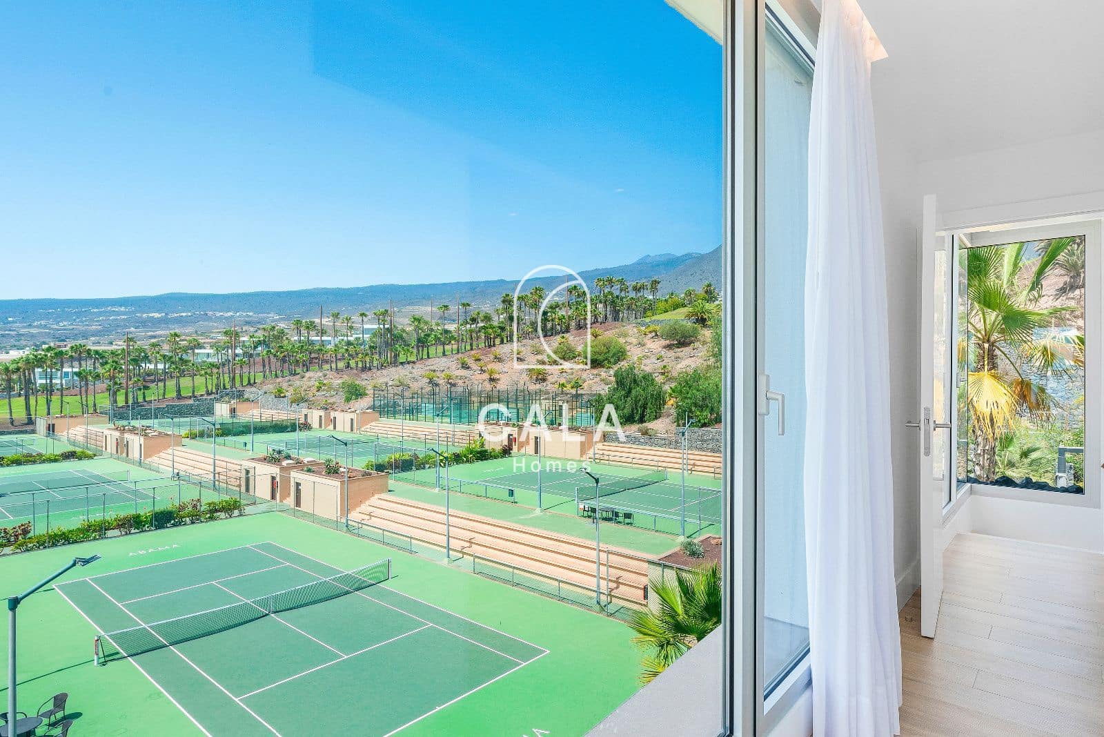 3 quarto Casa em Banda para venda em Guia de Isora com piscina garagem - 2 100 000 € (Ref: 9170403)