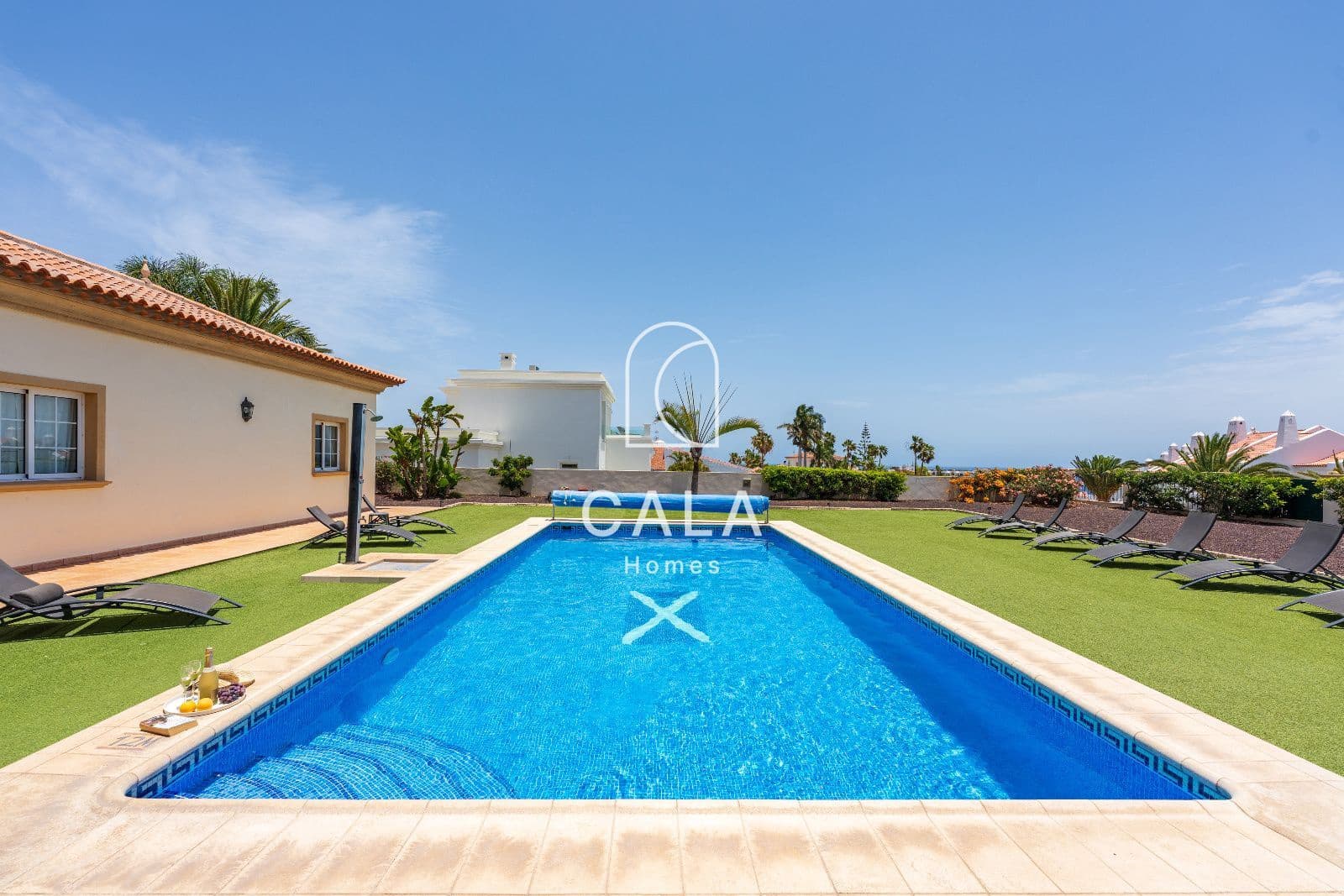 8 bedroom Townhouse for sale in Golf del Sur with pool garage - € 1,800,000 (Ref: 9189914)