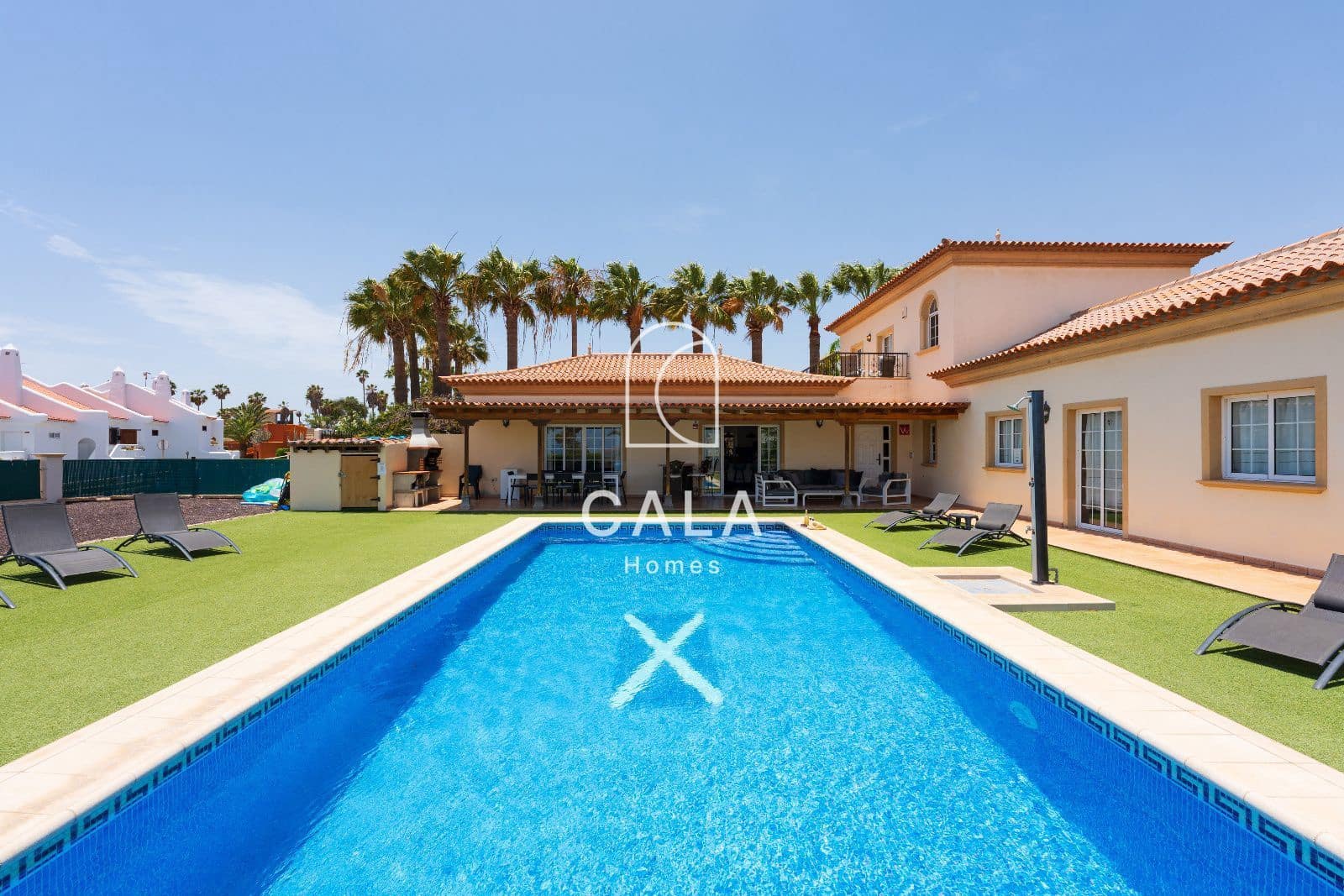 8 bedroom Townhouse for sale in Golf del Sur with pool garage - € 1,800,000 (Ref: 9189914)
