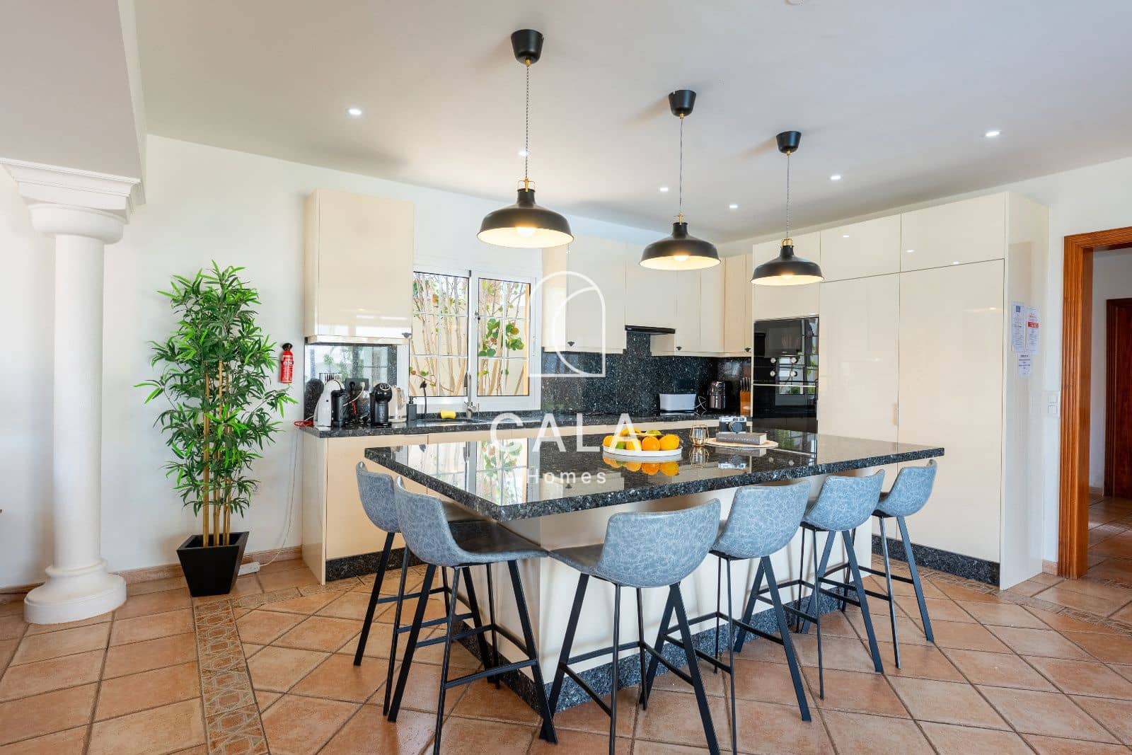 8 bedroom Townhouse for sale in Golf del Sur with pool garage - € 1,800,000 (Ref: 9189914)