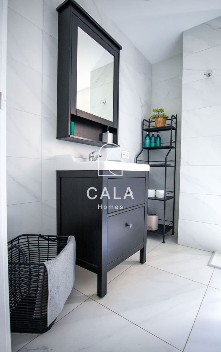 2 bedroom Flat for sale in Playa de las Americas with pool - € 395,000 (Ref: 9269026)