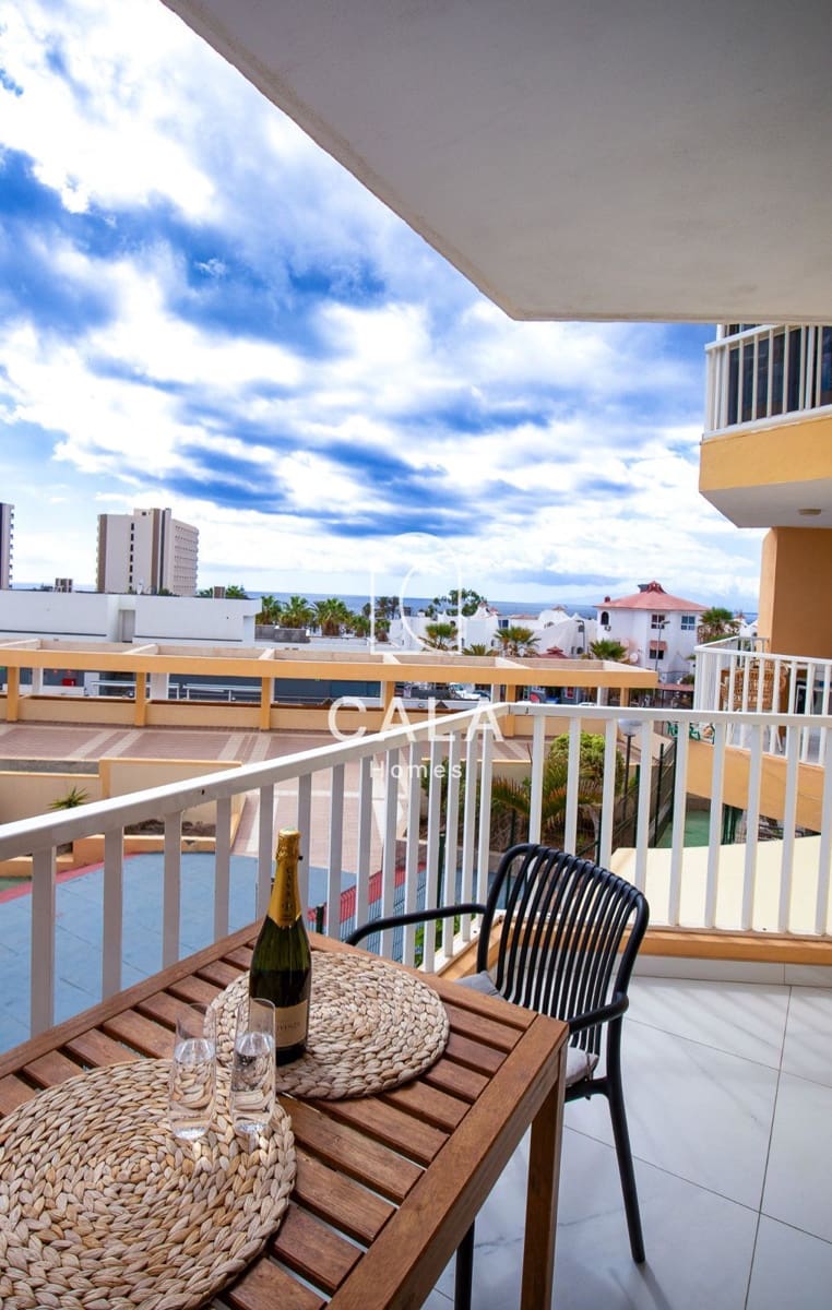 2 bedroom Flat for sale in Playa de las Americas with pool - € 395,000 (Ref: 9269026)