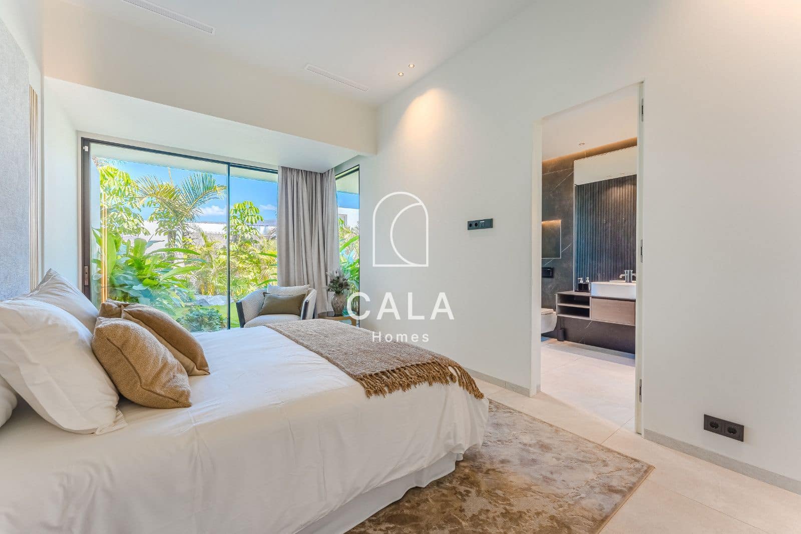 4 bedroom Townhouse for sale in Piedra Hincada with pool garage - € 4,290,000 (Ref: 9298993)