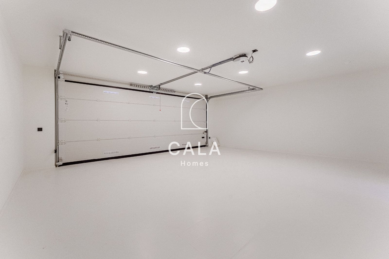 4 bedroom Townhouse for sale in Piedra Hincada with pool garage - € 4,290,000 (Ref: 9298993)