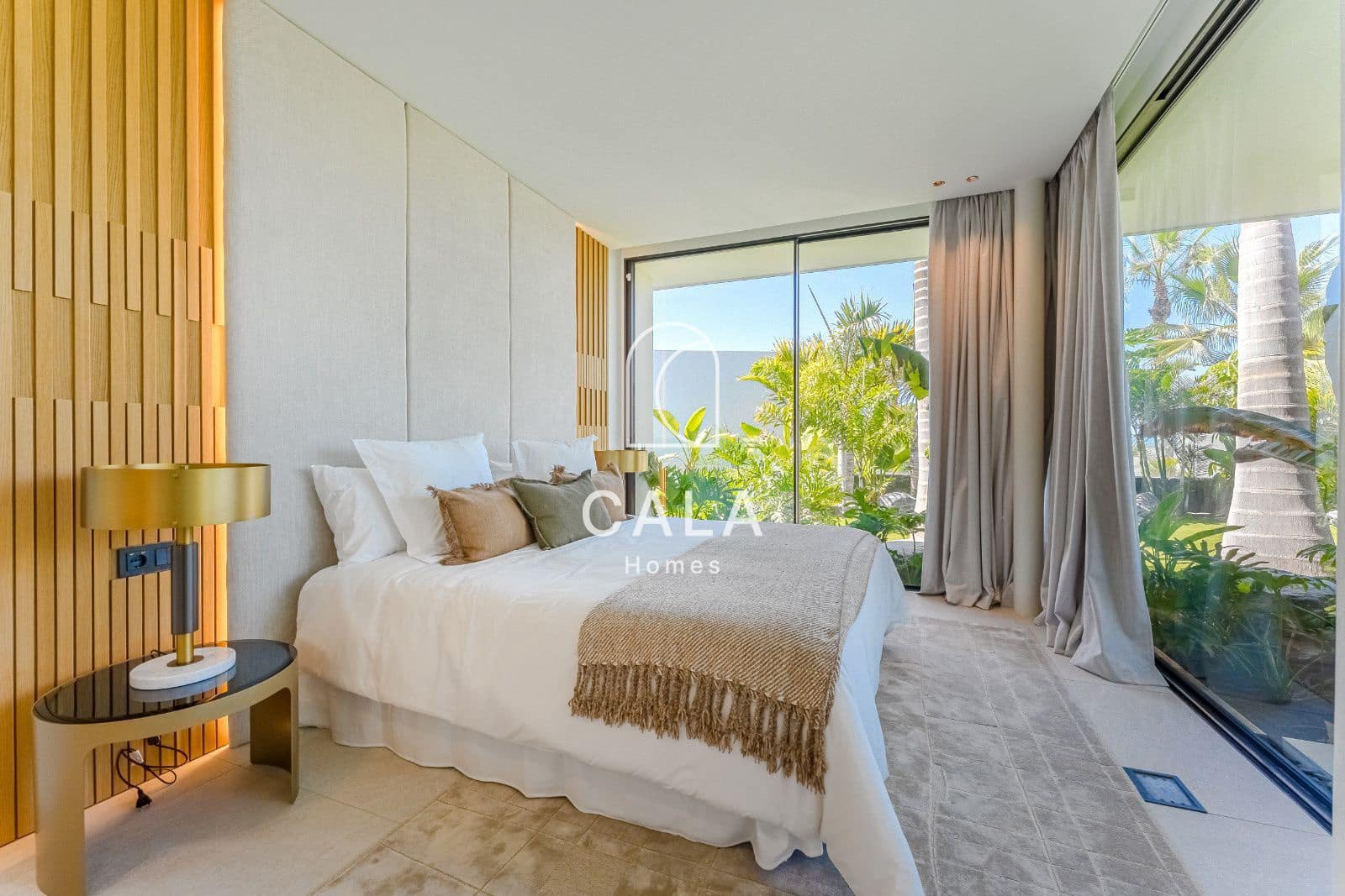 4 bedroom Townhouse for sale in Piedra Hincada with pool garage - € 4,290,000 (Ref: 9298993)