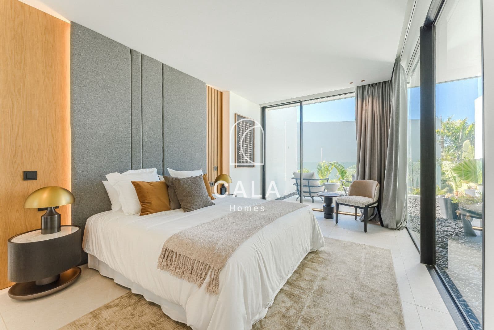 4 bedroom Townhouse for sale in Piedra Hincada with pool garage - € 4,290,000 (Ref: 9298993)