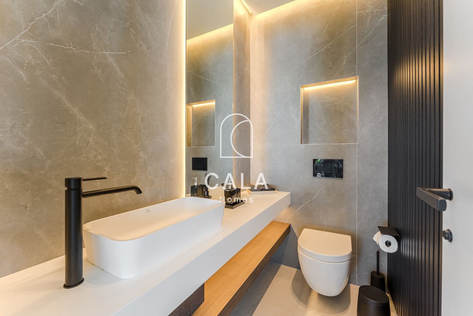 4 bedroom Townhouse for sale in Piedra Hincada with pool garage - € 4,290,000 (Ref: 9298993)