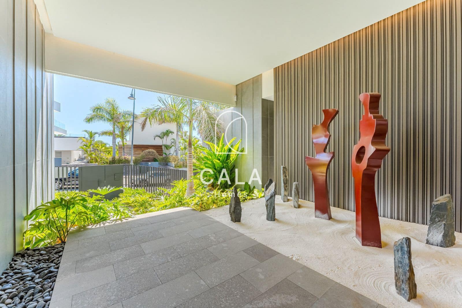 4 bedroom Townhouse for sale in Piedra Hincada with pool garage - € 4,290,000 (Ref: 9298993)