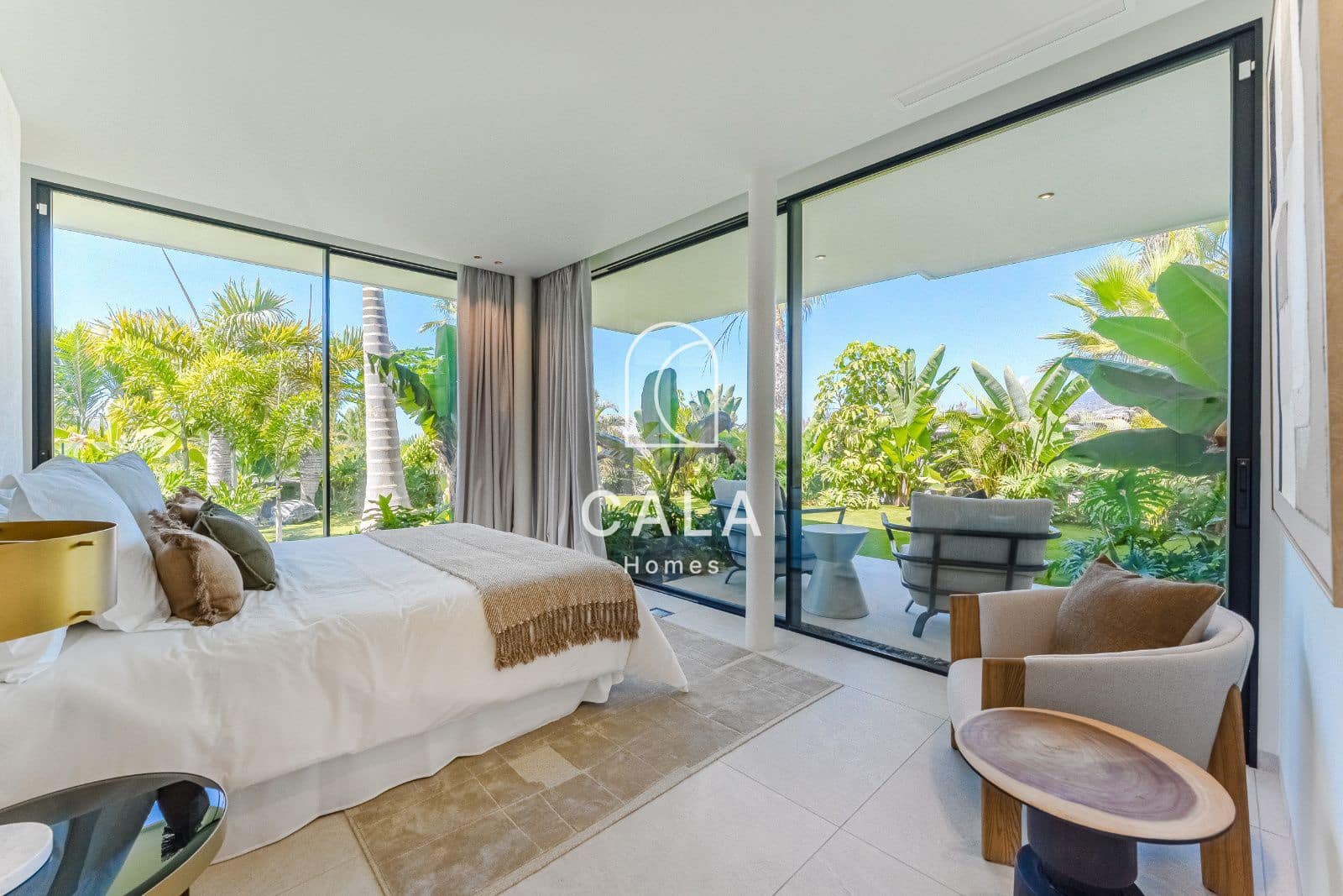 4 bedroom Townhouse for sale in Piedra Hincada with pool garage - € 4,290,000 (Ref: 9298993)