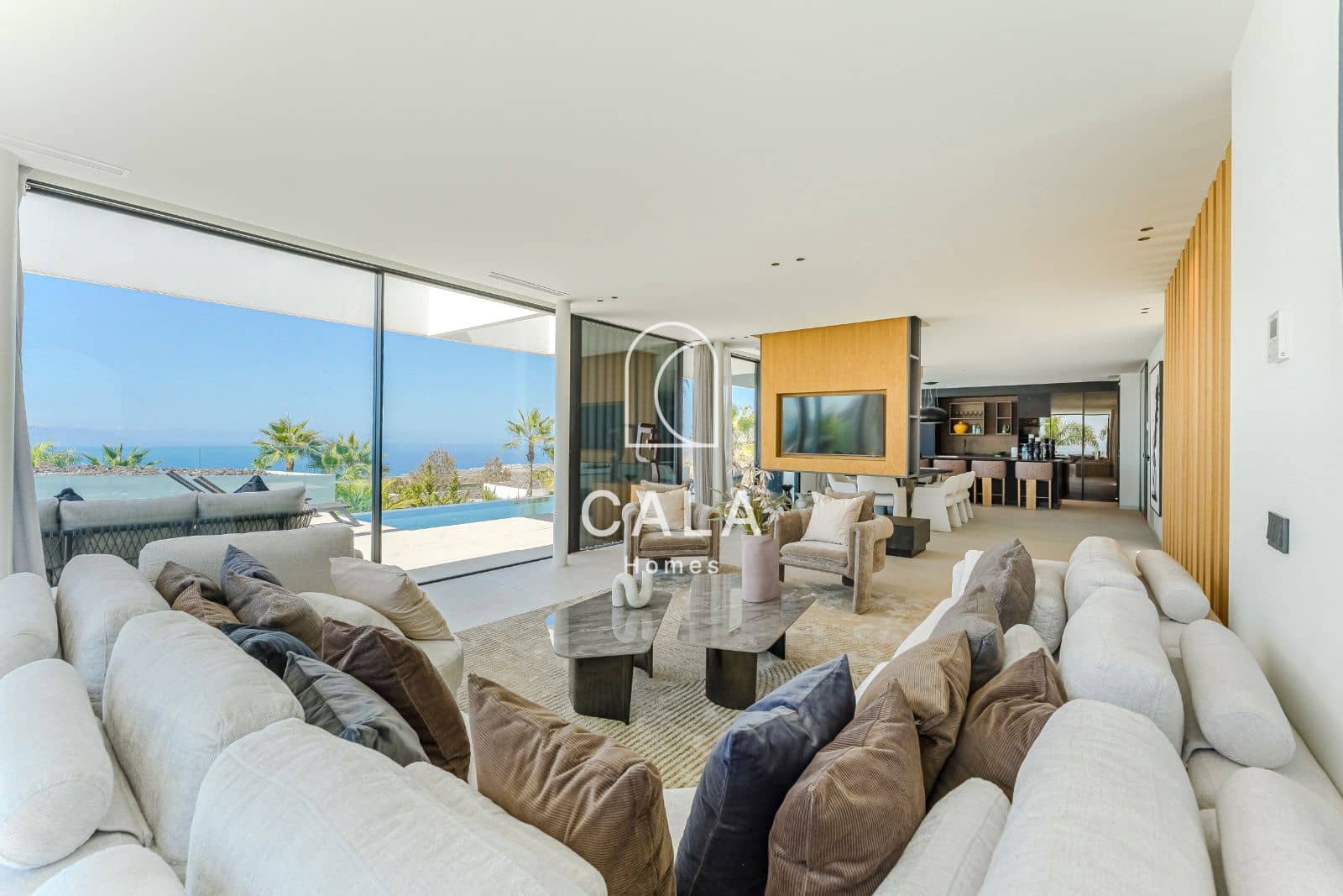 4 bedroom Townhouse for sale in Piedra Hincada with pool garage - € 4,290,000 (Ref: 9298993)